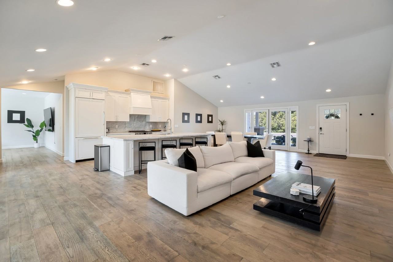 4513 E Avalon Dr - Photo 4 of 35