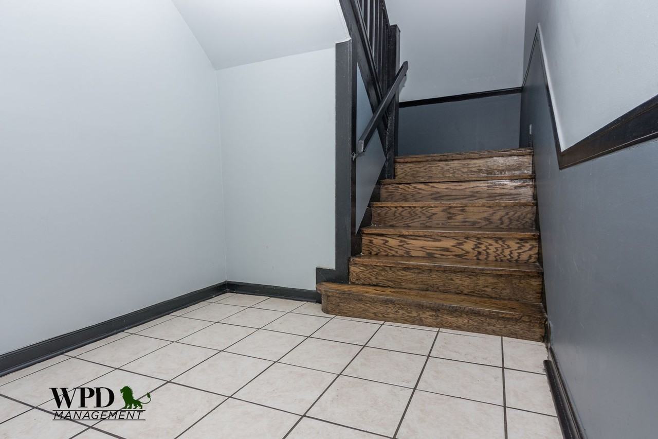 7549 S Essex Ave - Photo 6 of 19