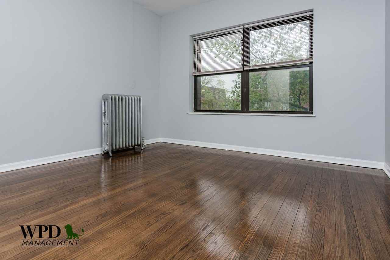 7549 S Essex Ave - Photo 4 of 19