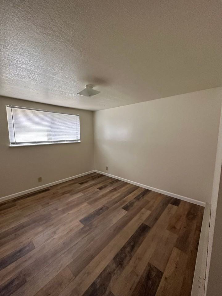 1043 W Nevada Ct - Photo 6 of 10