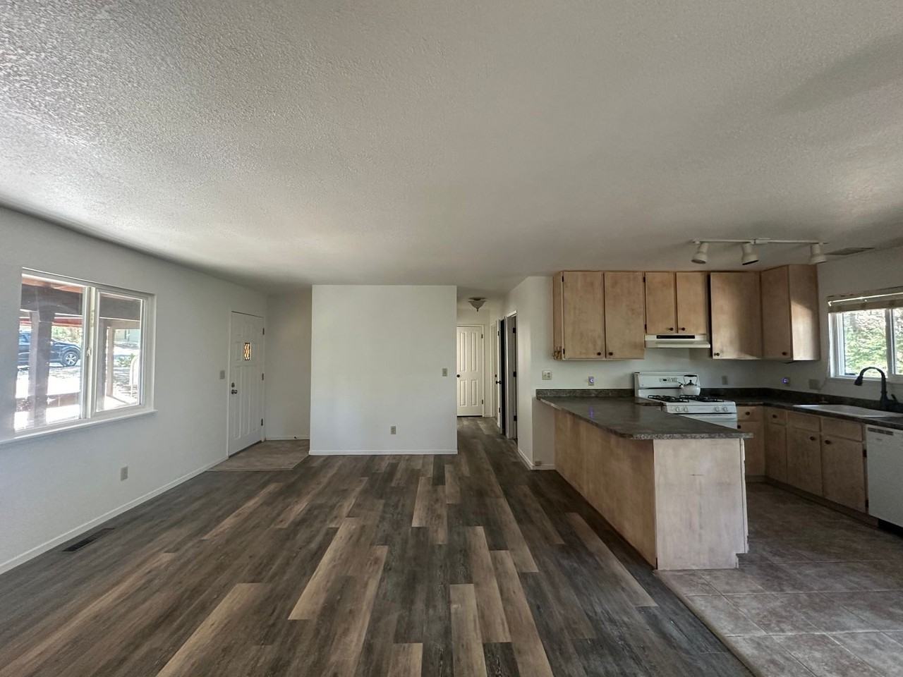 897 Julie Ln - Photo 3 of 10