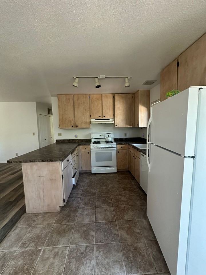 897 Julie Ln - Photo 5 of 10