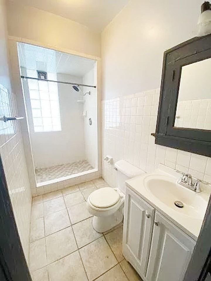 2405 N Frederick Ave - Photo 2 of 18