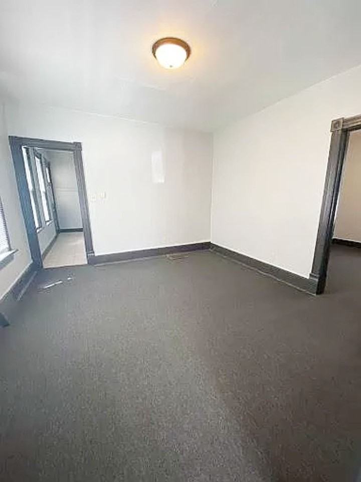 2405 N Frederick Ave - Photo 3 of 18