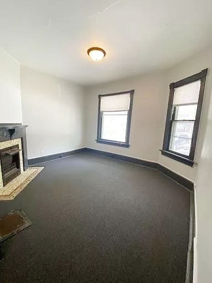 2405 N Frederick Ave - Photo 5 of 18