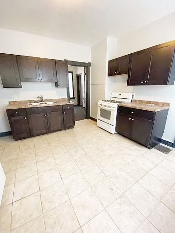 2405 N Frederick Ave - Photo 6 of 18