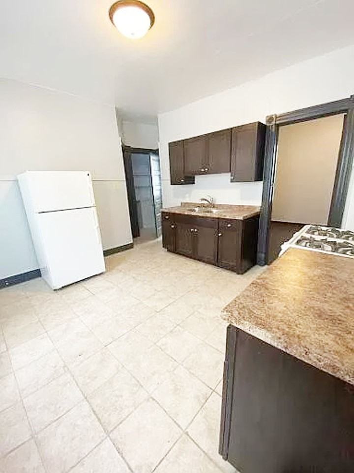 2405 N Frederick Ave - Photo 7 of 18