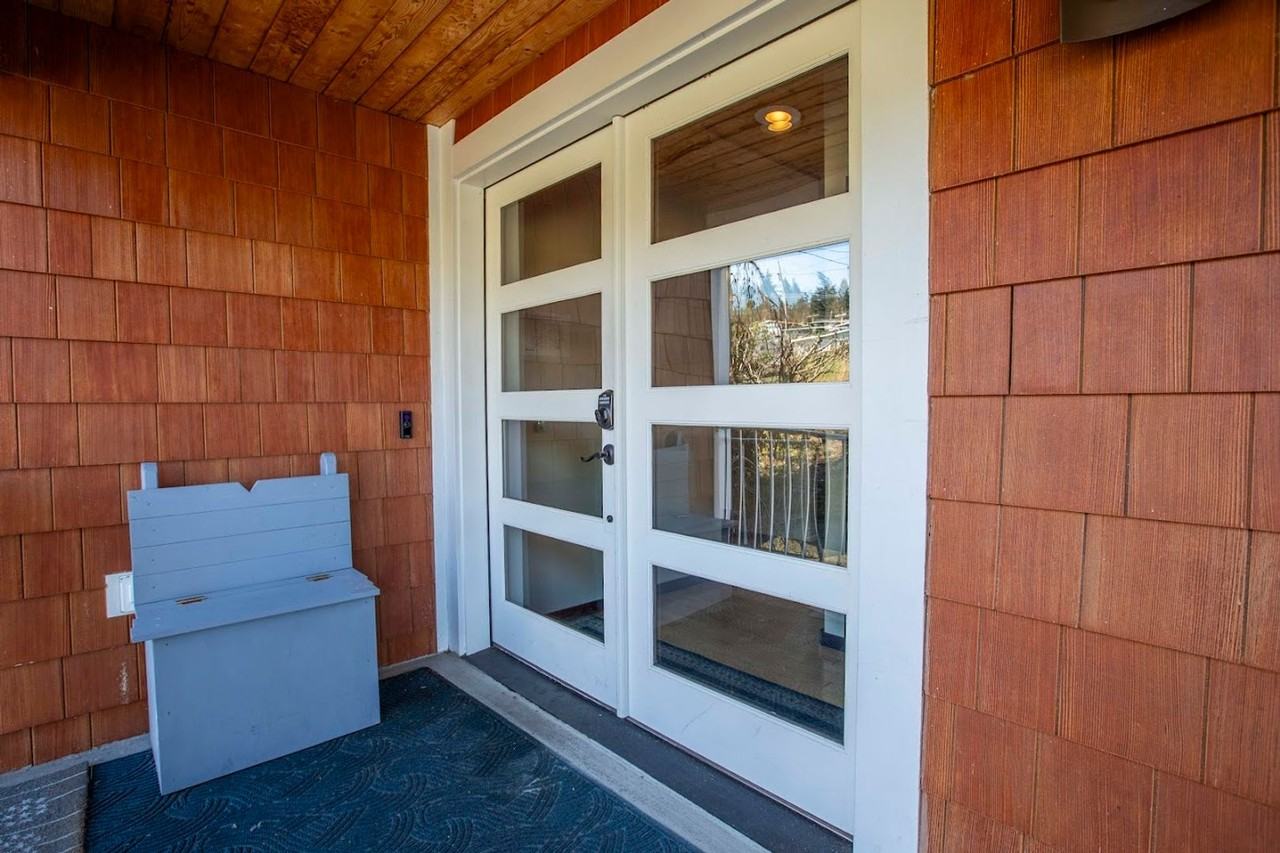 8292 Bayshore Dr - Photo 2 of 48