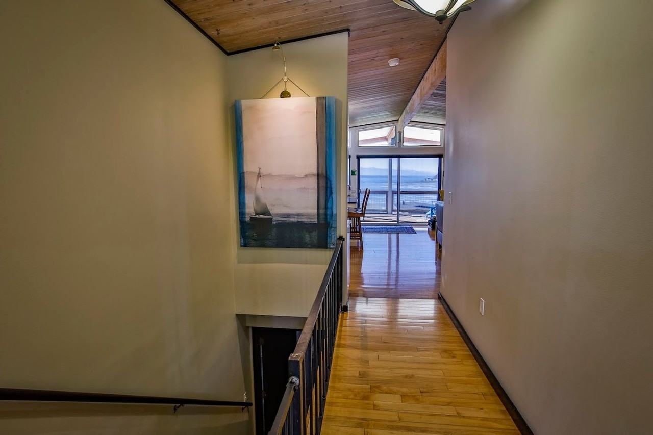 8292 Bayshore Dr - Photo 3 of 48
