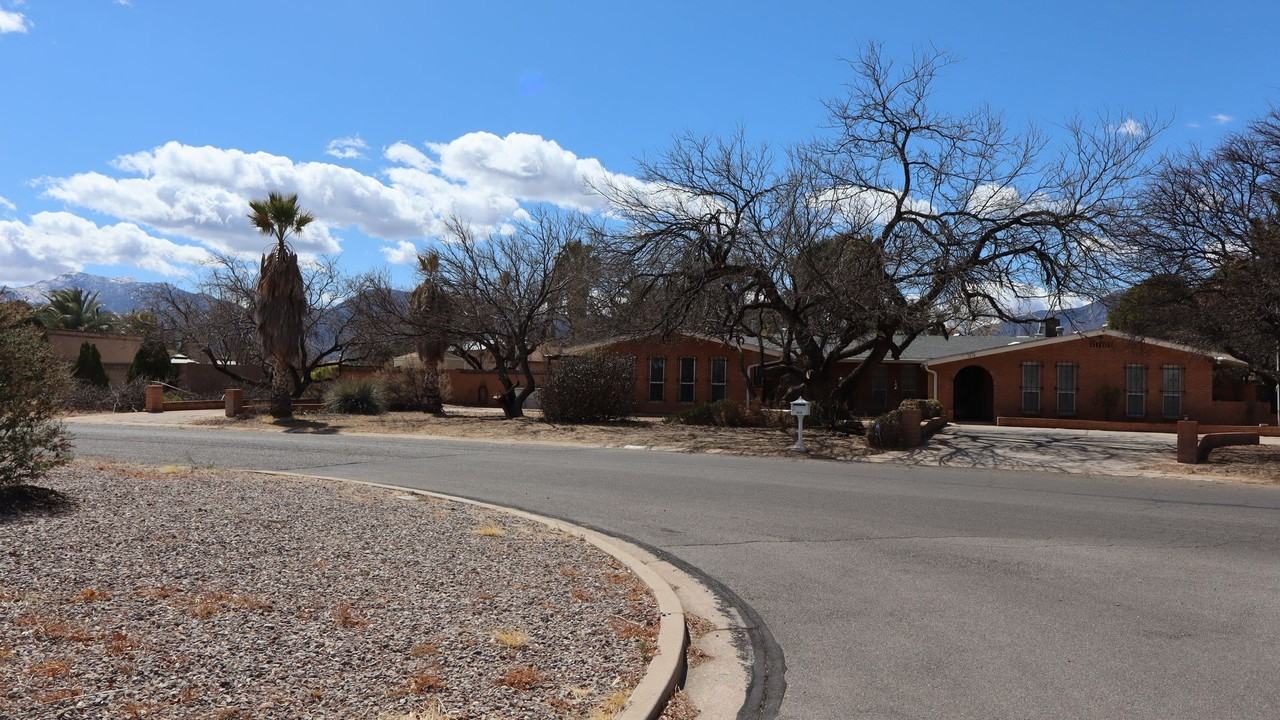 1810 Town And Country Dr - Photo 3 of 15