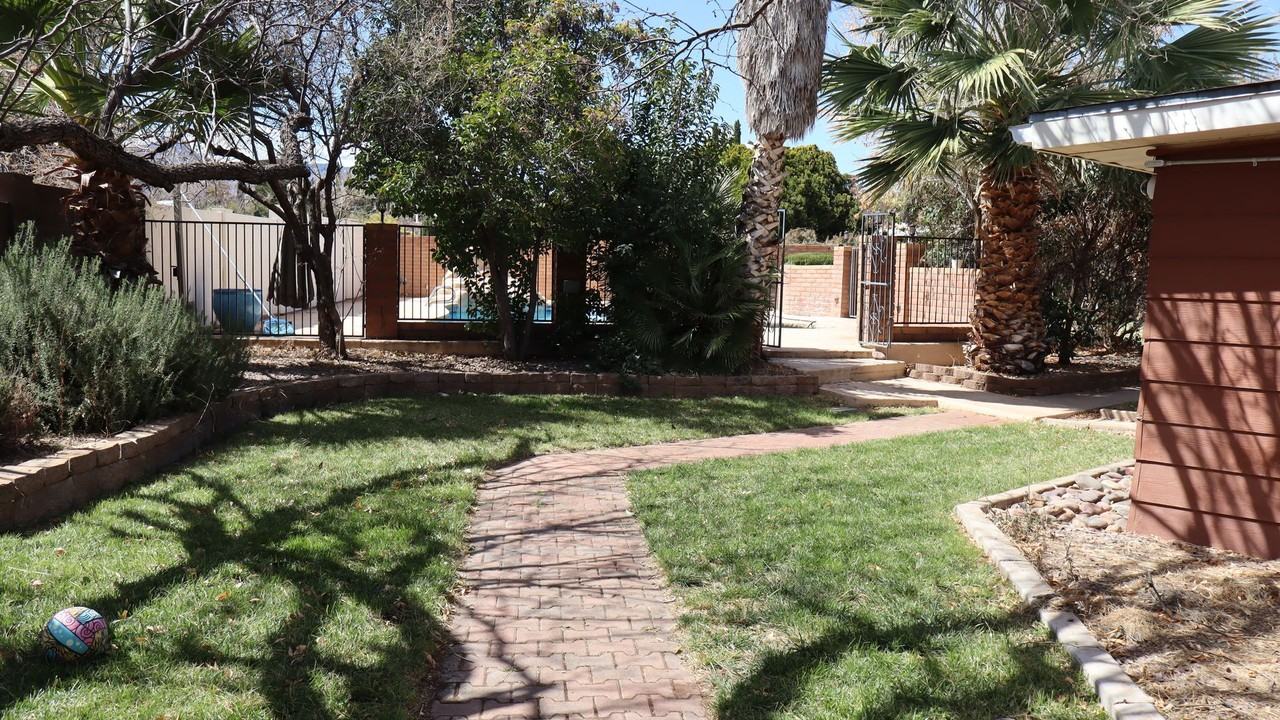 1810 Town And Country Dr - Photo 4 of 15