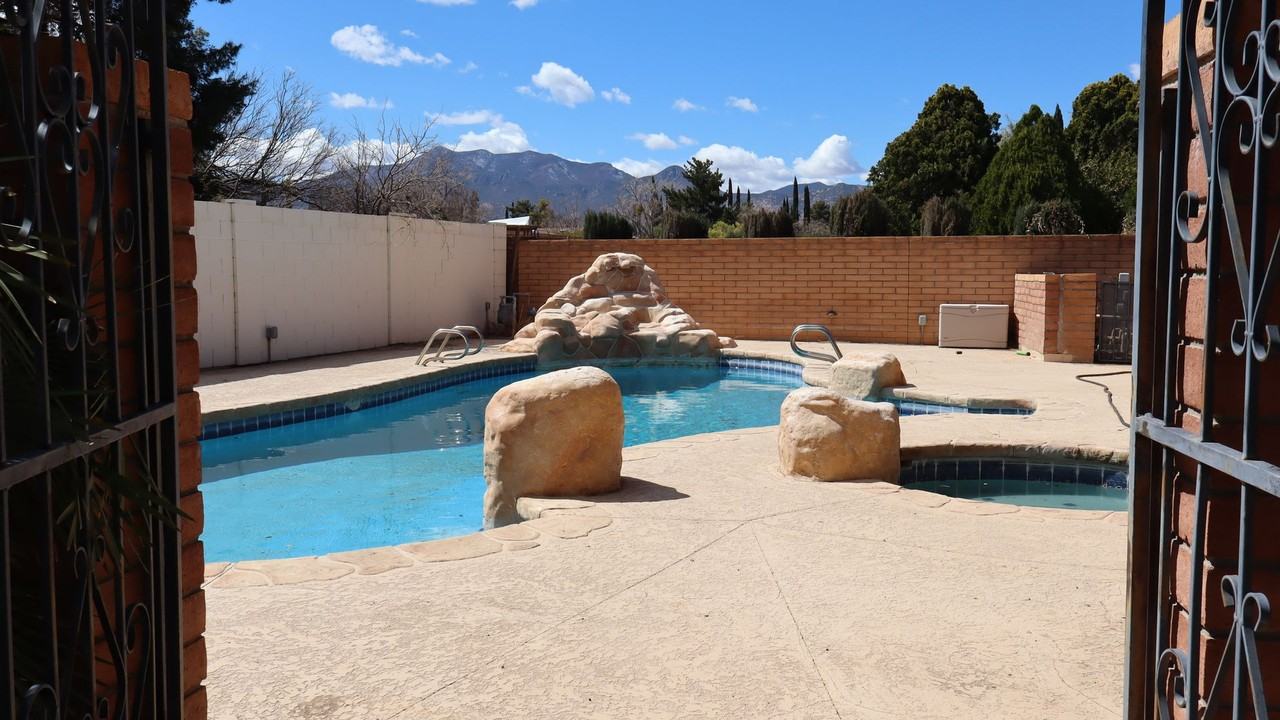 1810 Town And Country Dr - Photo 6 of 15