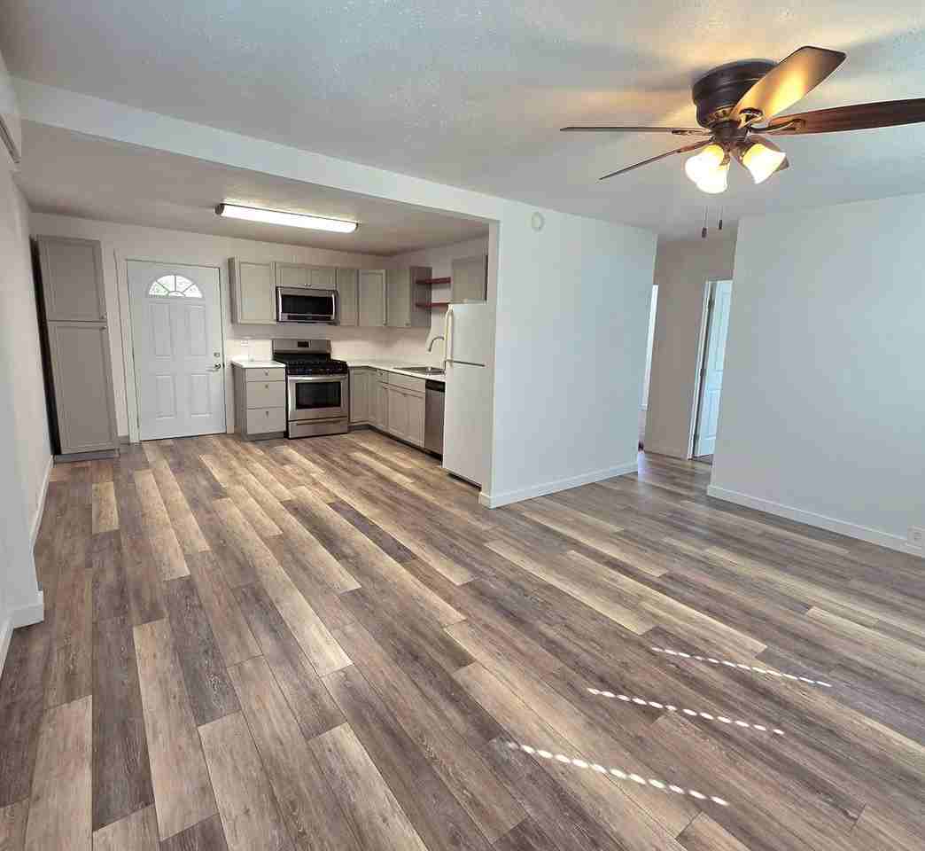 1123 Hawthorne Ave - Photo 3 of 10