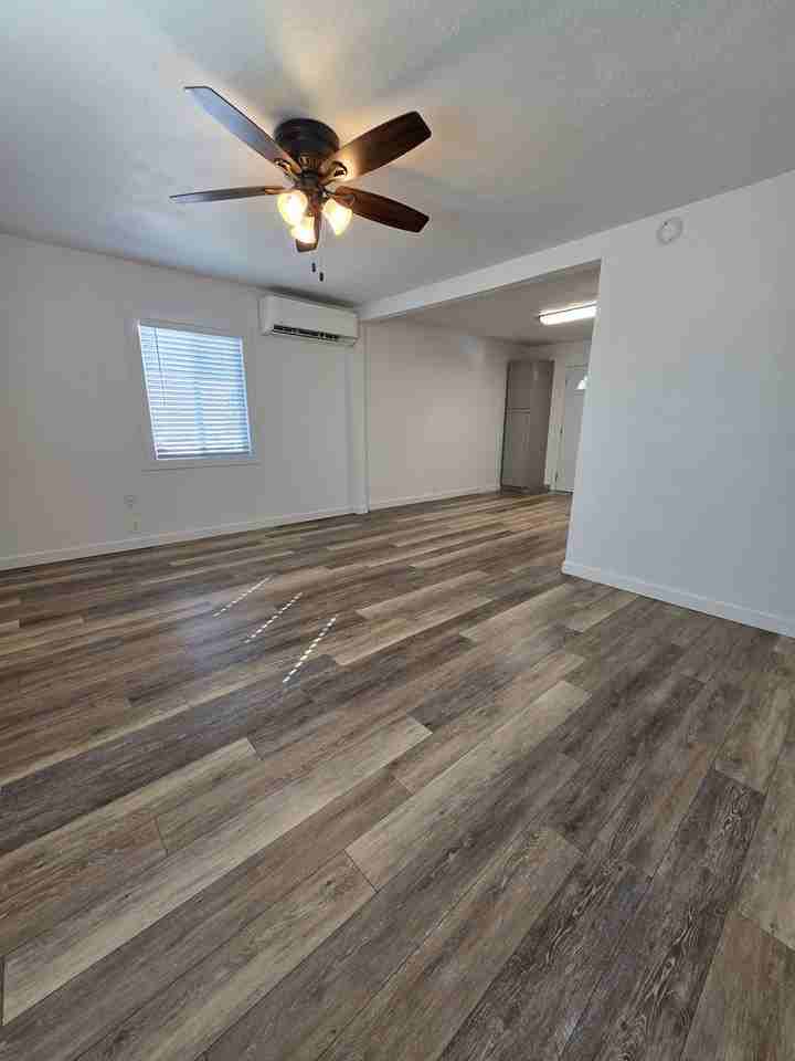 1123 Hawthorne Ave - Photo 4 of 10