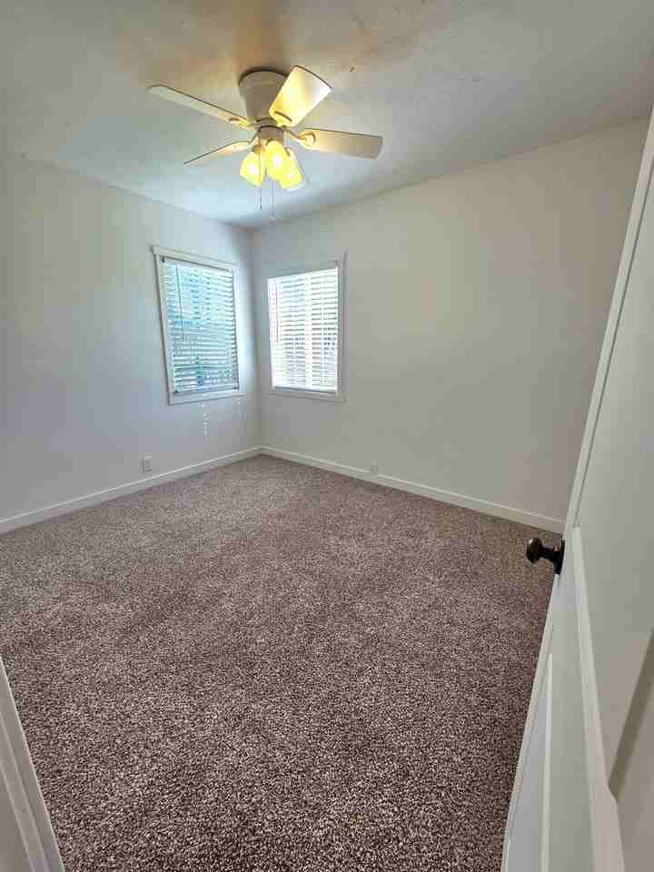 1123 Hawthorne Ave - Photo 5 of 10