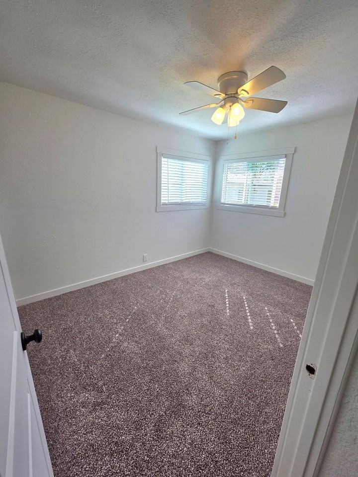 1123 Hawthorne Ave - Photo 6 of 10