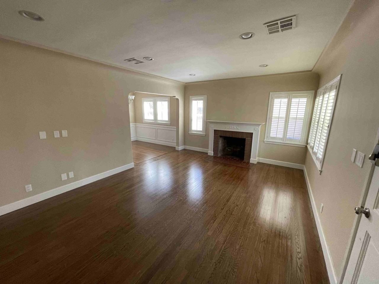 4432 Bakman Ave - Photo 2 of 32