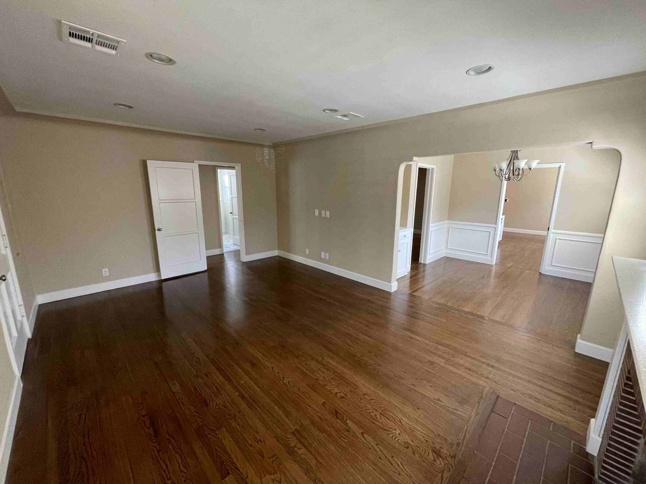 4432 Bakman Ave - Photo 3 of 32