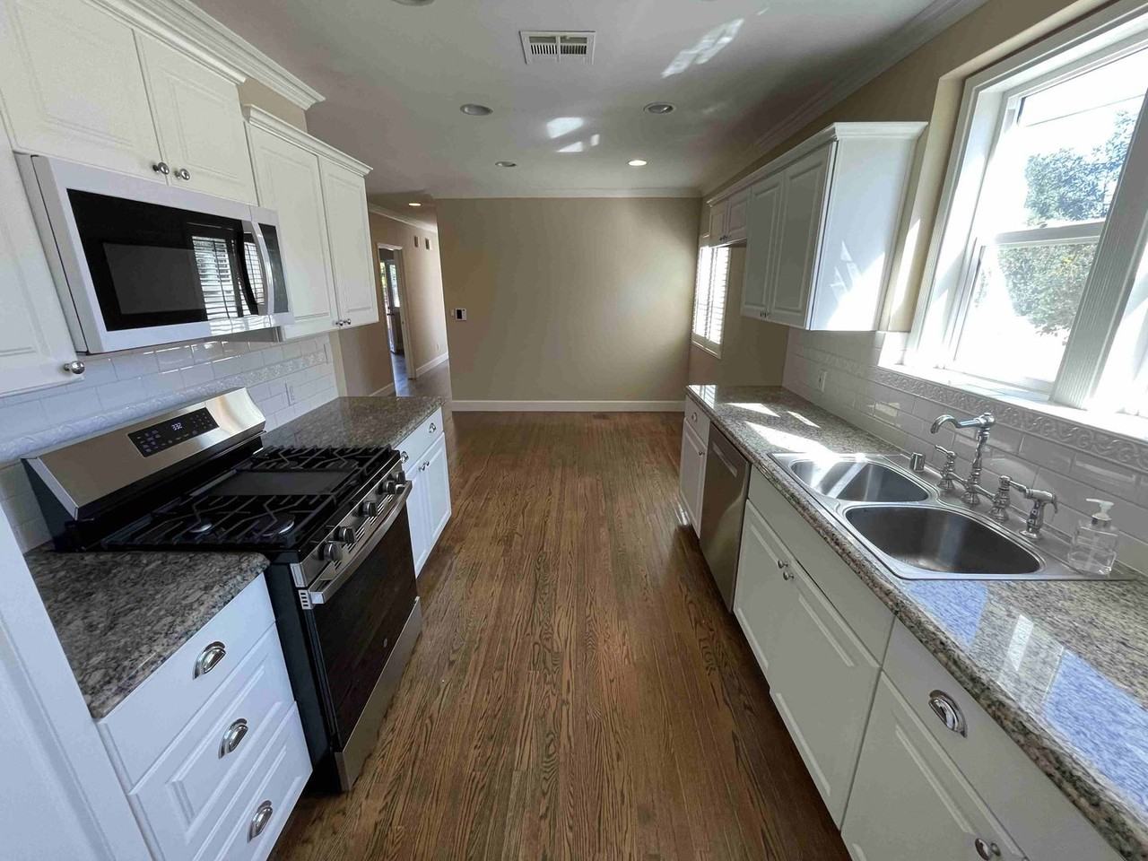 4432 Bakman Ave - Photo 4 of 32