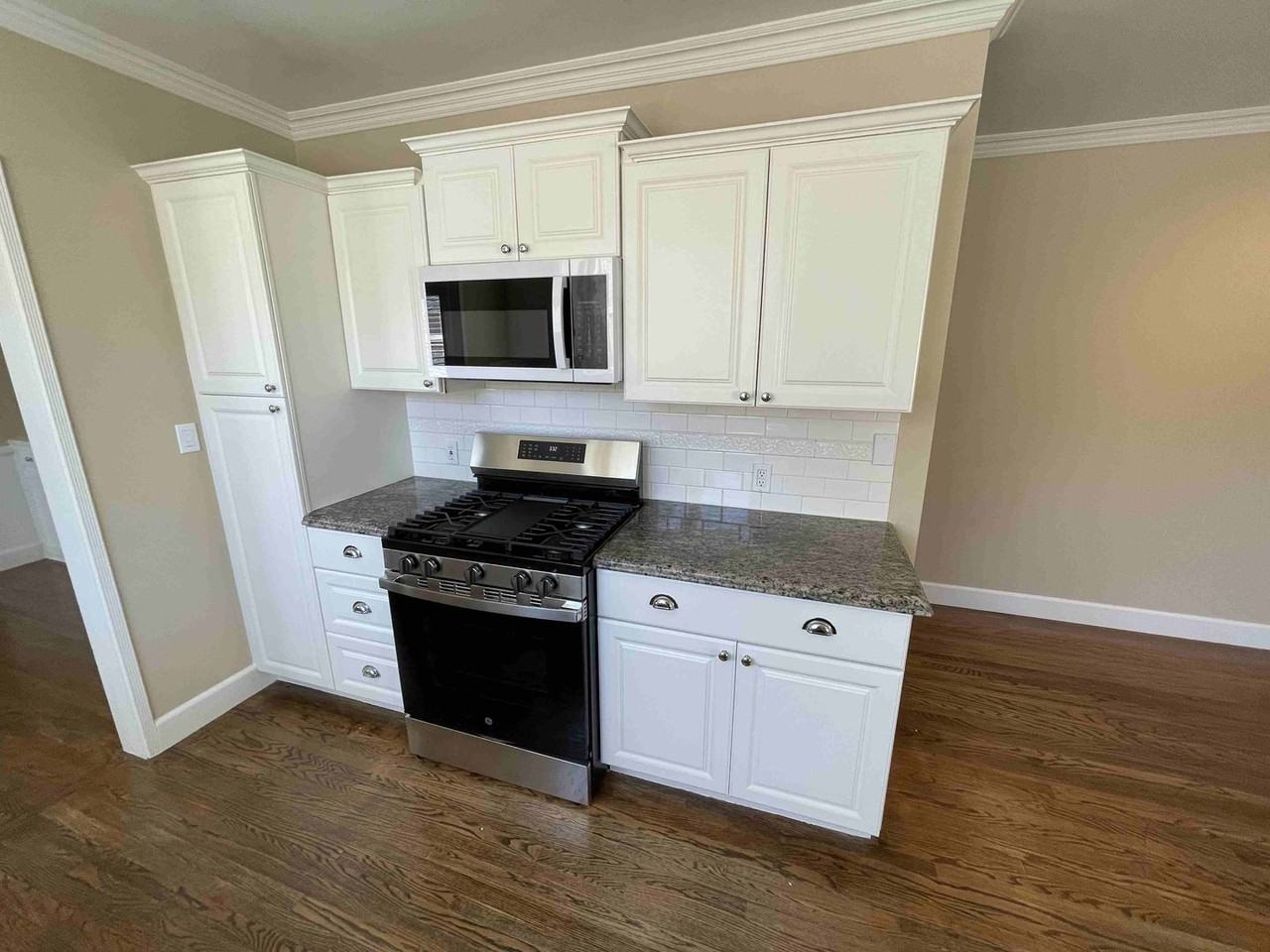 4432 Bakman Ave - Photo 5 of 32