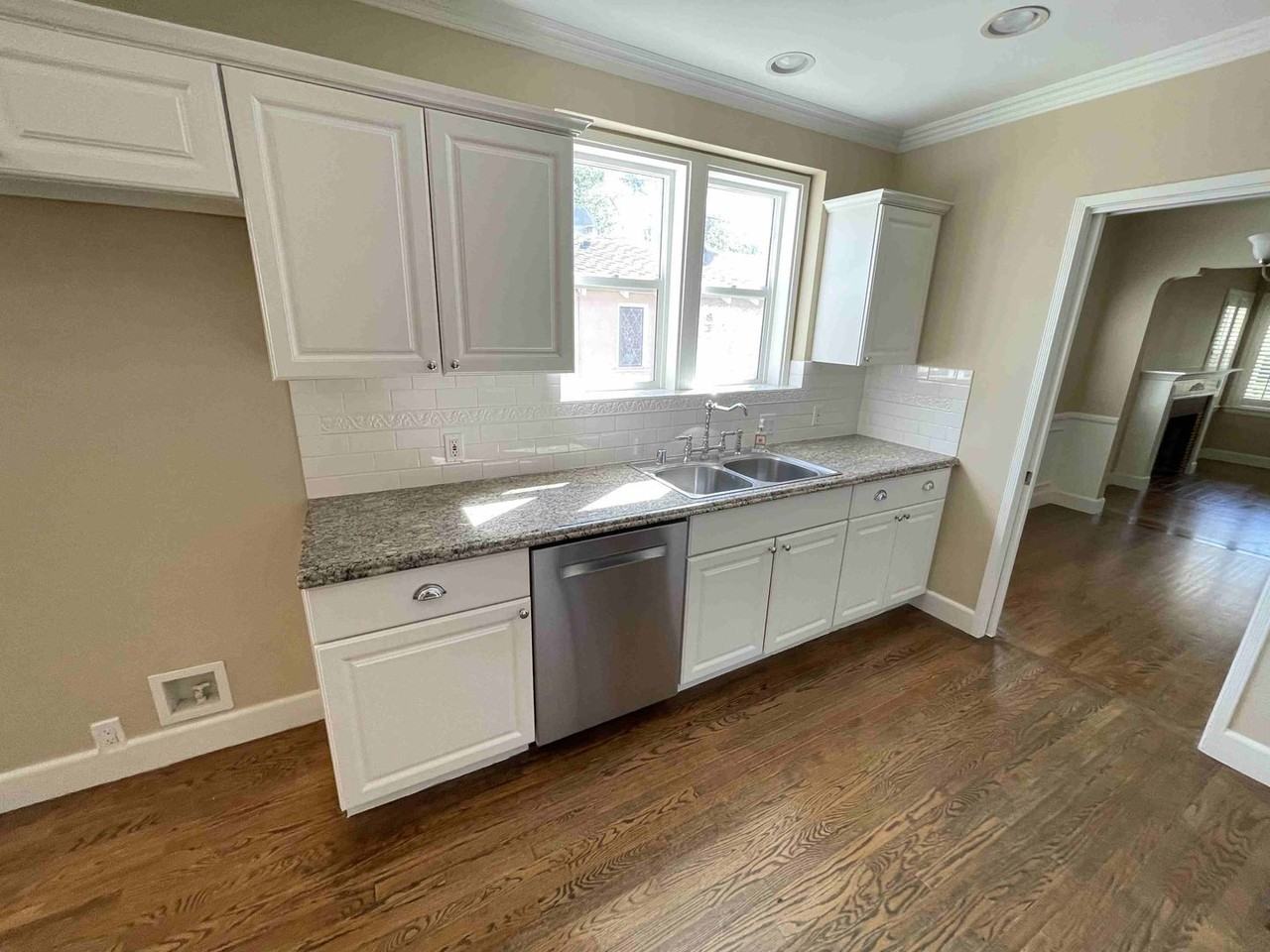 4432 Bakman Ave - Photo 6 of 32