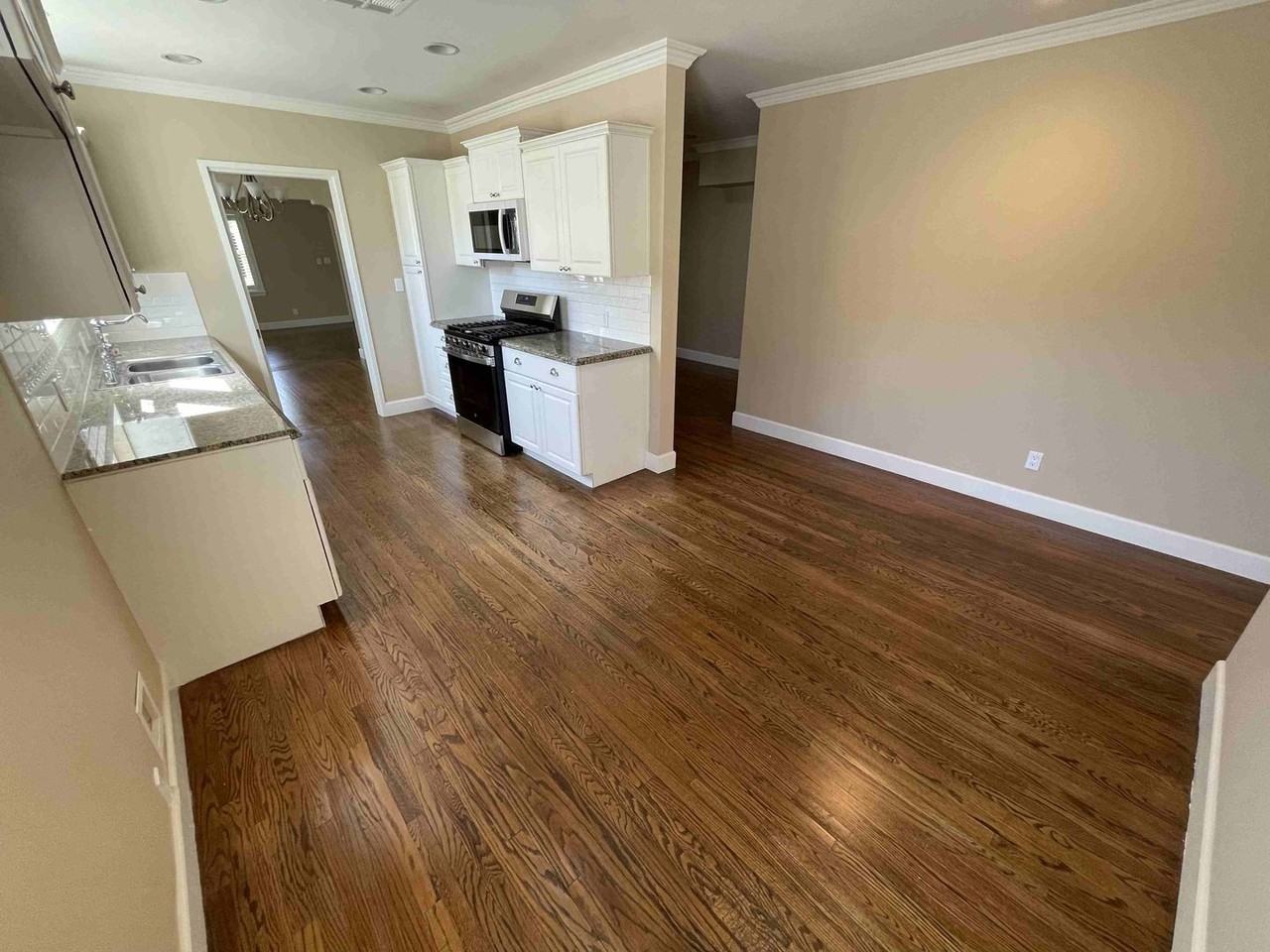 4432 Bakman Ave - Photo 7 of 32