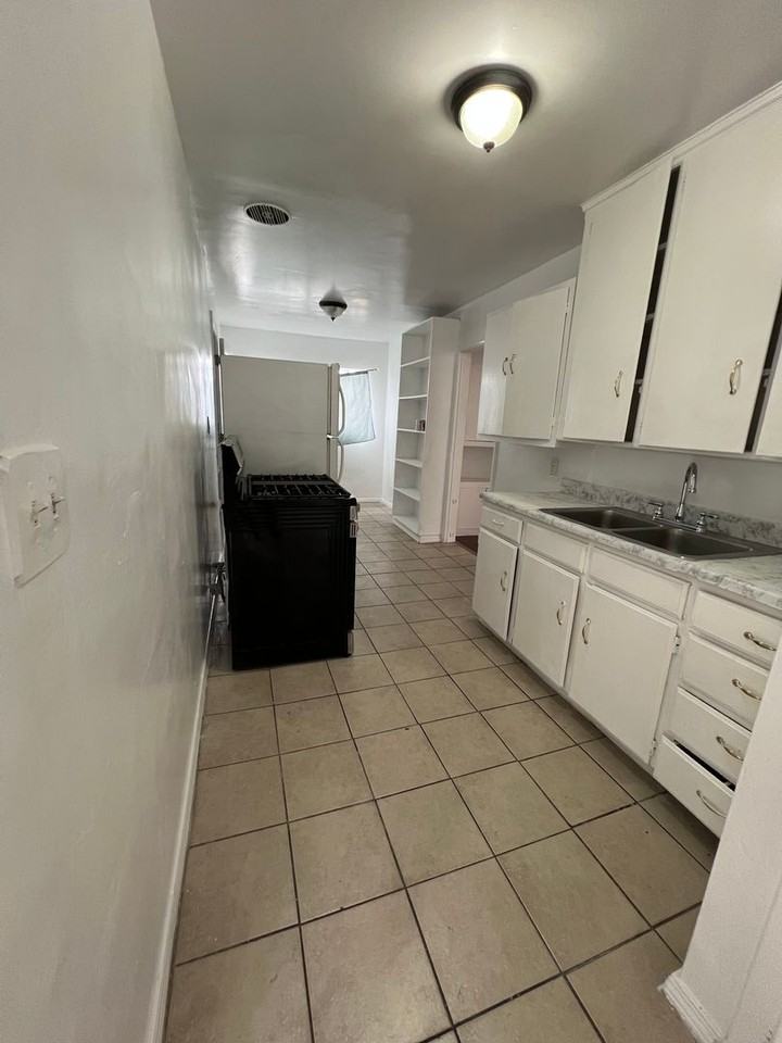 4311 W 170th St - Photo 3 of 7