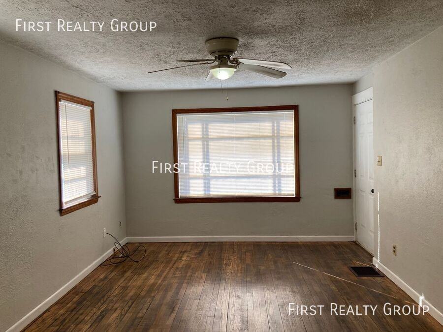 122 N Quentin Ave - Photo 3 of 13