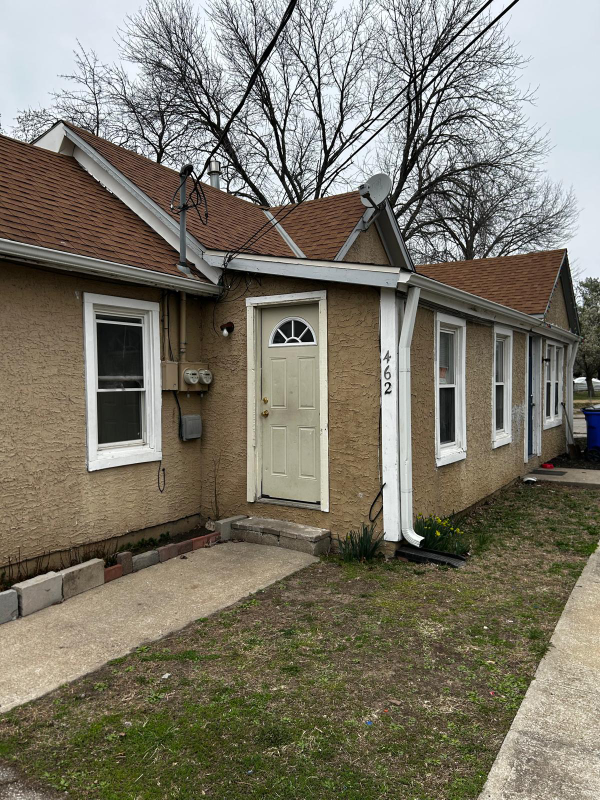 462 N Lincoln St - Photo 2 of 8