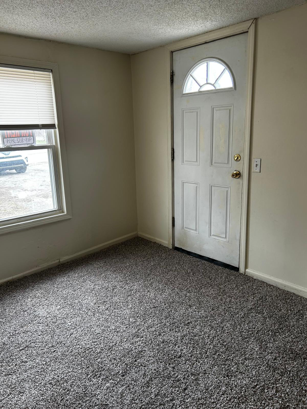 462 N Lincoln St - Photo 3 of 8