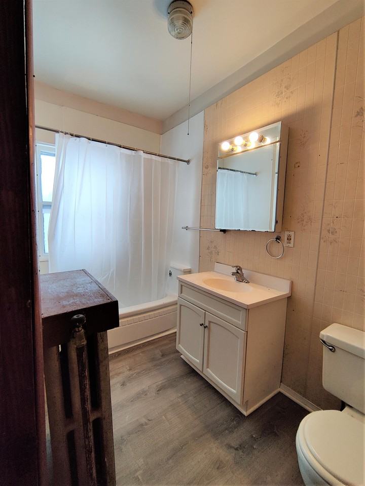 975 / 310 N. Elm St. Waterman - Photo 3 of 10