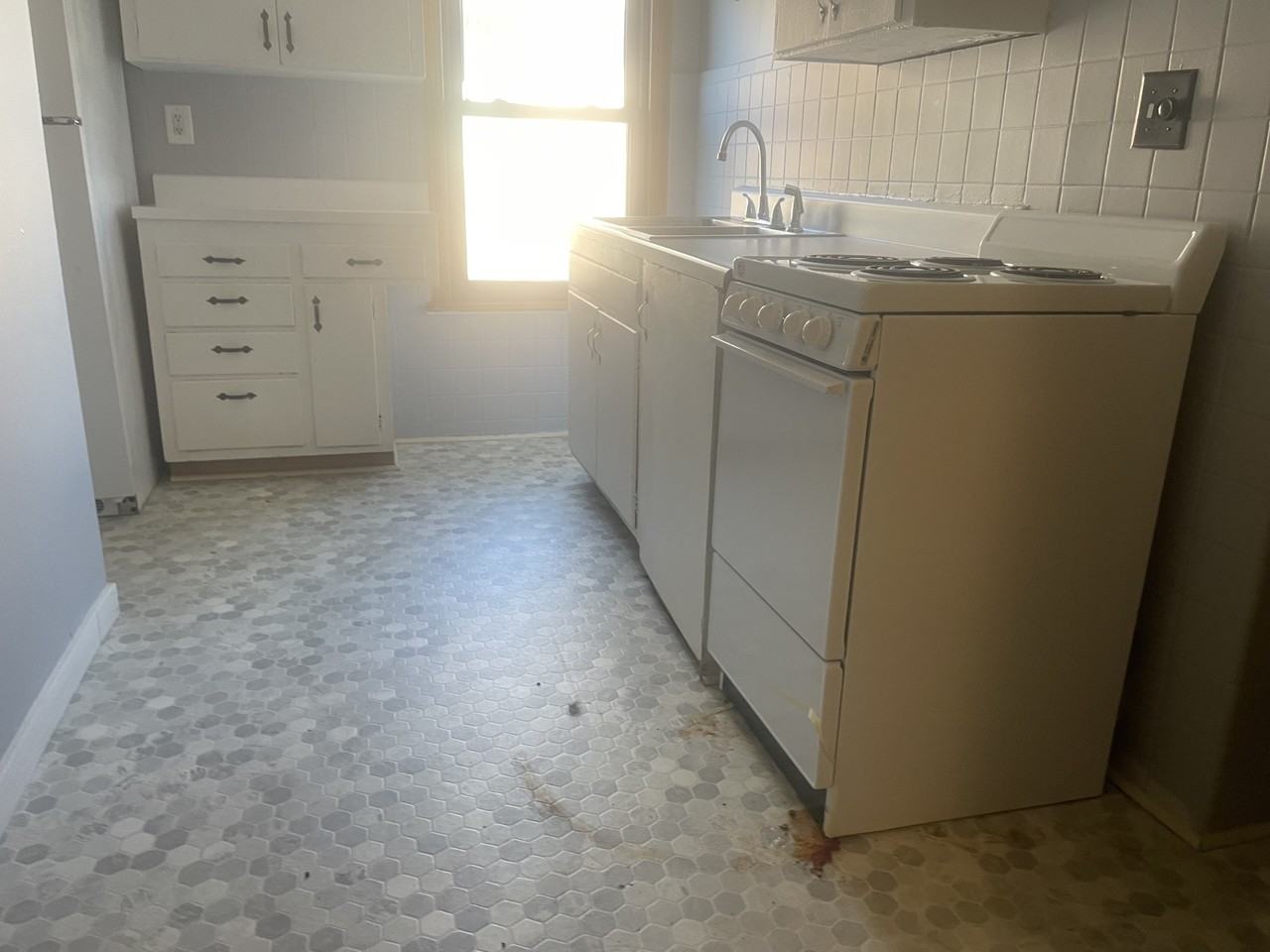 110 South Grand Avenue West - Photo 3 of 5