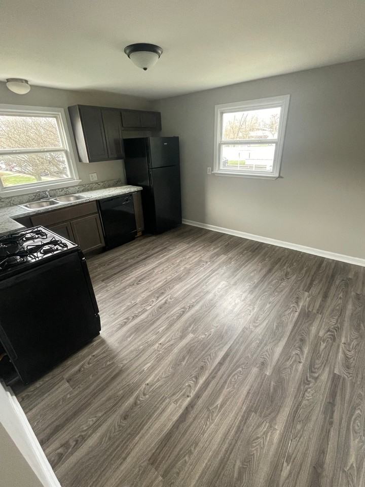 1835 East 8th Street - Photo 2 of 6