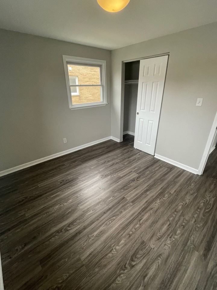 1835 East 8th Street - Photo 4 of 6