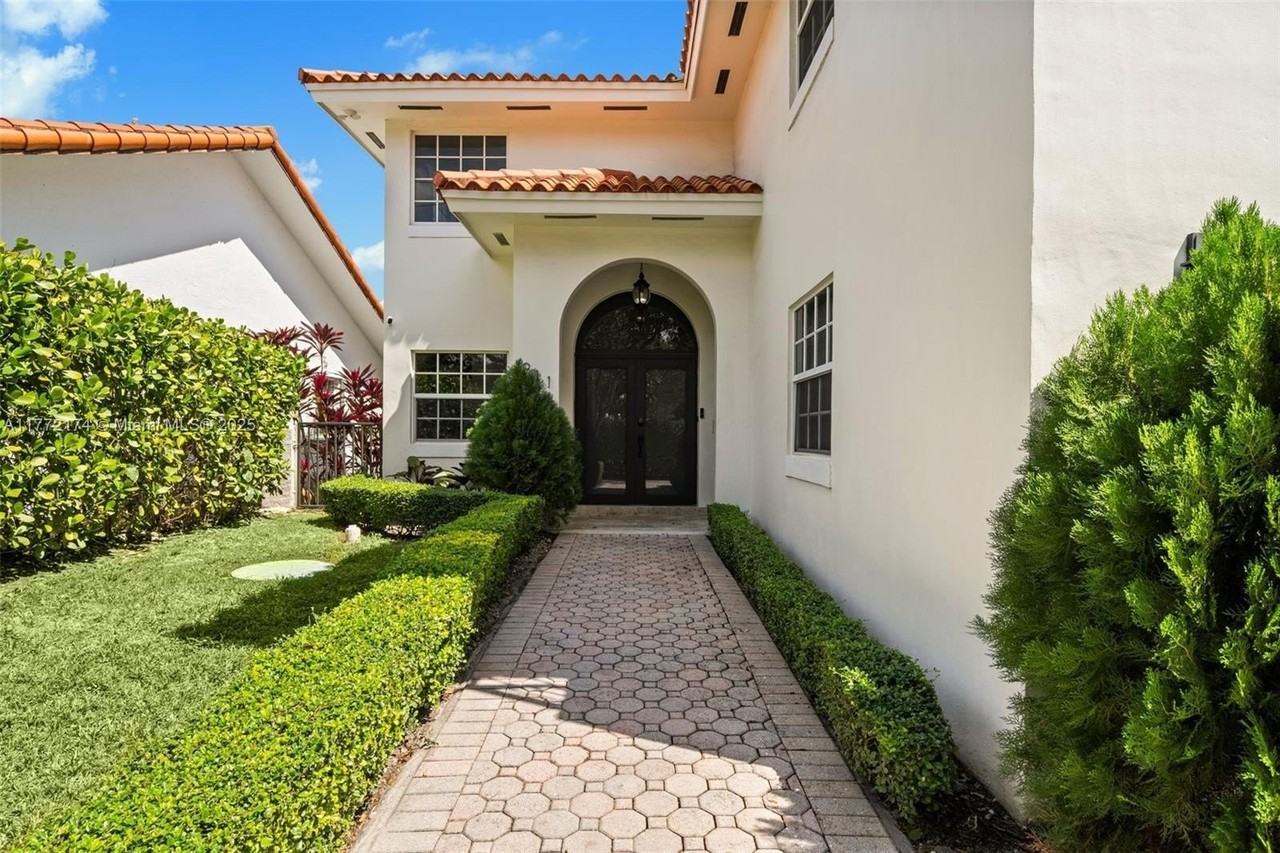 911 Sw 57th Ave #911 - Photo 2 of 42