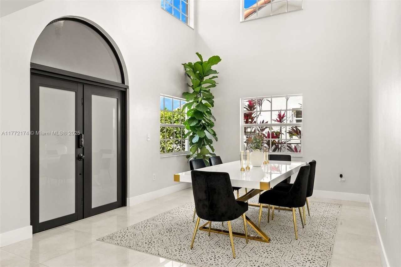 911 Sw 57th Ave #911 - Photo 4 of 42