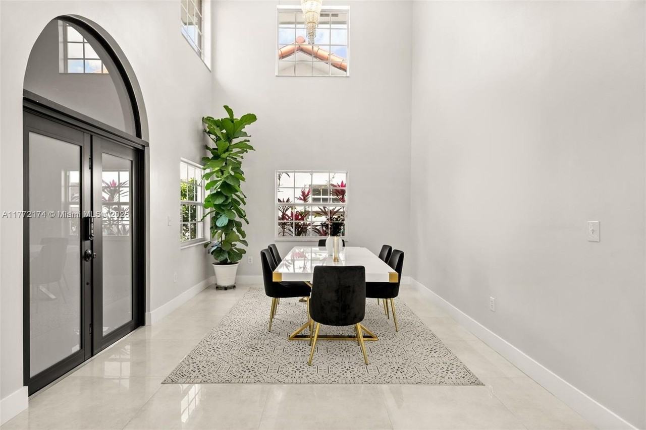 911 Sw 57th Ave #911 - Photo 5 of 42