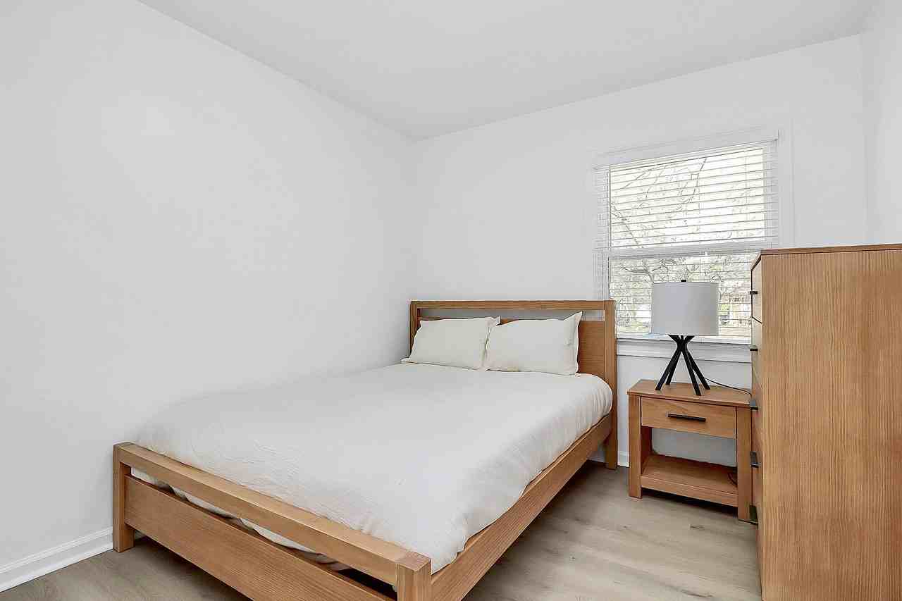 Ivanhoe Pl - Photo 7 of 8