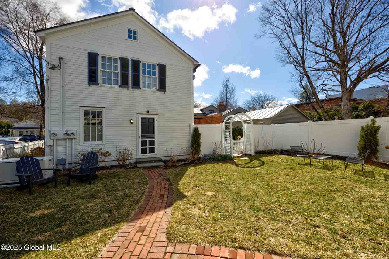 49 Franklin St - Photo 4 of 50