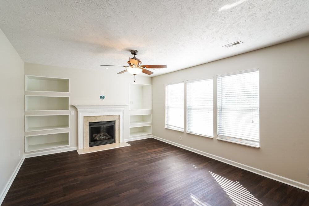 1036 Bradford Park Rd - Photo 4 of 17