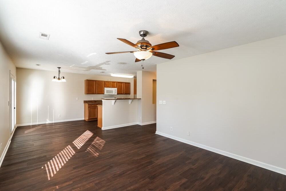 1036 Bradford Park Rd - Photo 5 of 17