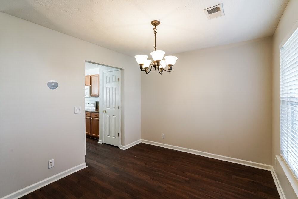 1036 Bradford Park Rd - Photo 6 of 17