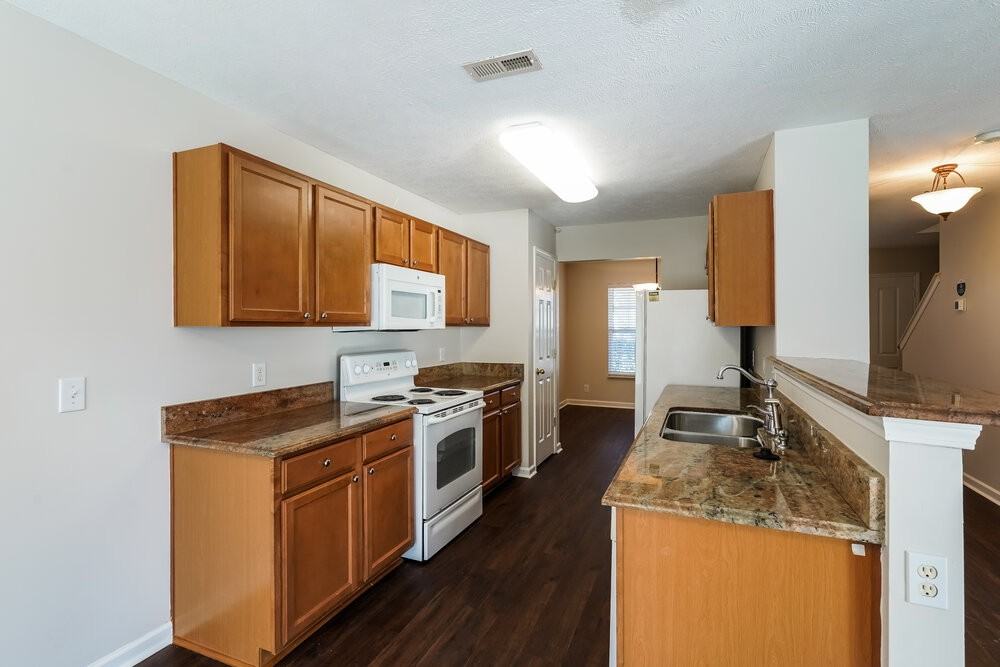 1036 Bradford Park Rd - Photo 7 of 17