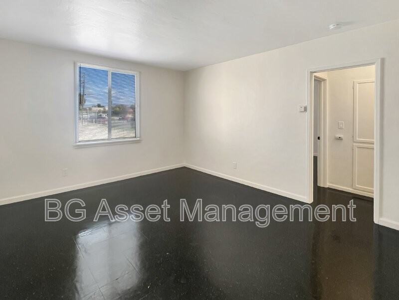 1405 Visalia Ave - Photo 3 of 15