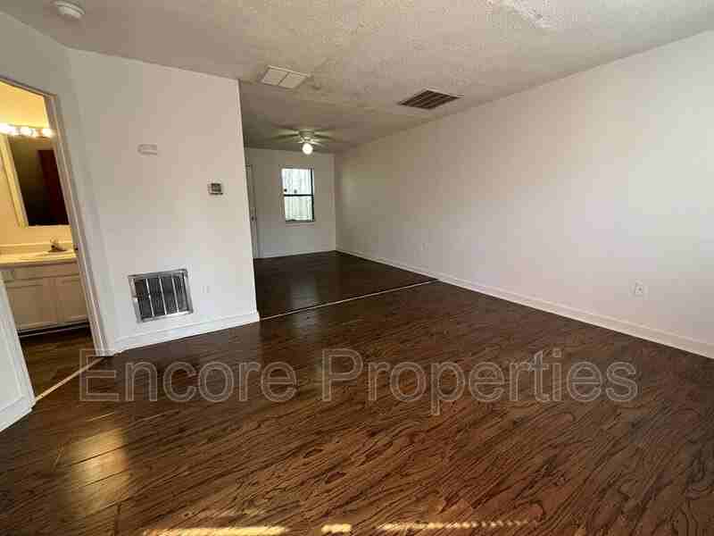 2146 Charles St #12 - Photo 5 of 12