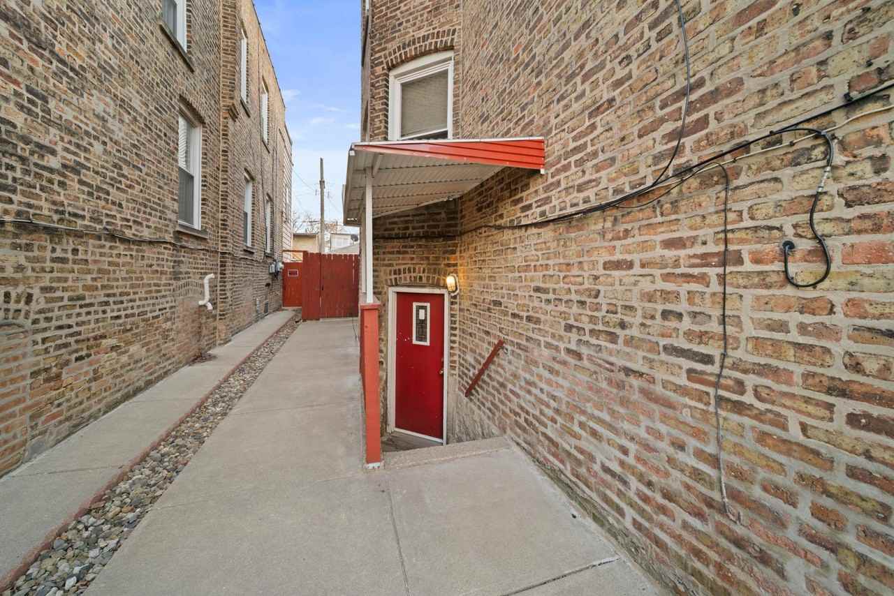 5009 W Montrose Ave - Photo 4 of 17