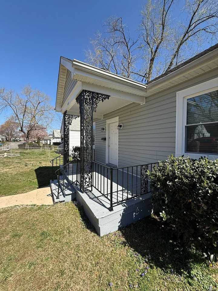 1412 Overlook St - Photo 2 of 21