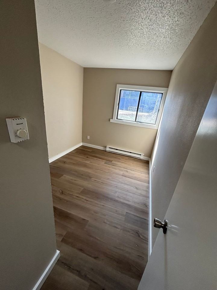 506 E 18th St - Photo 3 of 5