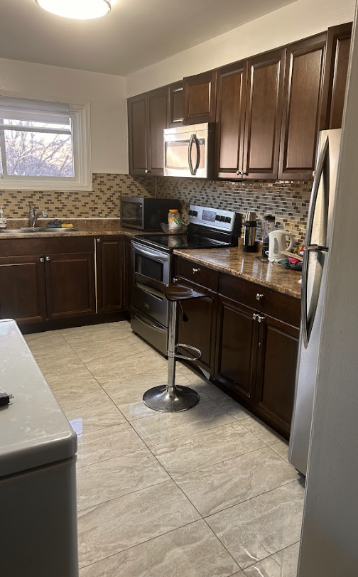 137 Ashton Cres - Photo 2 of 9