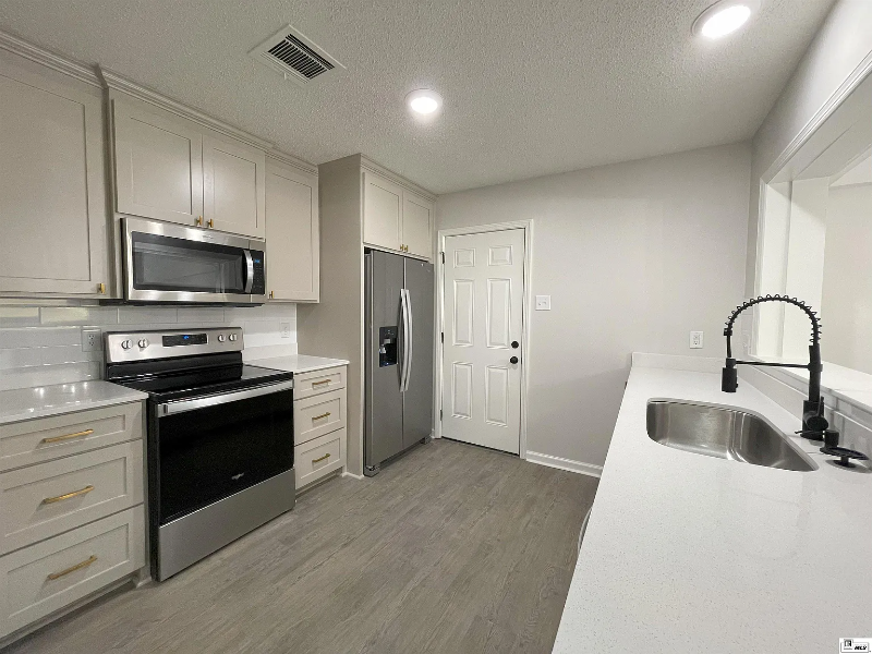 121 Clearwater Cir - Photo 2 of 10